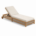 Tumbona de madera con cojín beige
