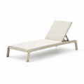 Tumbona de metal con tejido beige
